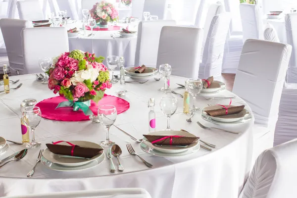 Obraz stolů v luxusní svatební síni Royalty Free Stock Fotografie
