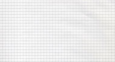 Lüks bir düğün salonundaki masaların görüntüsü.