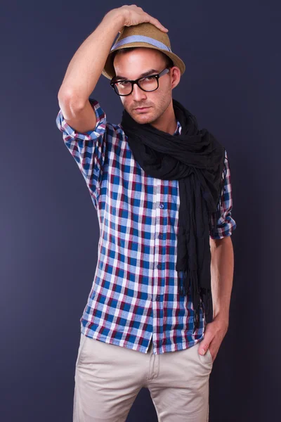 Man bär scarf och hatt — Stockfoto