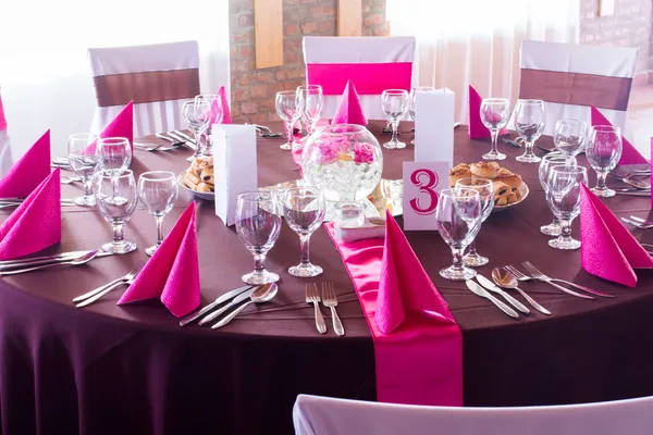 粉色和紫色的光婚礼表 — 图库照片