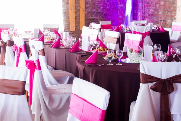 Roze en paars licht bruiloft tabel — Stockfoto