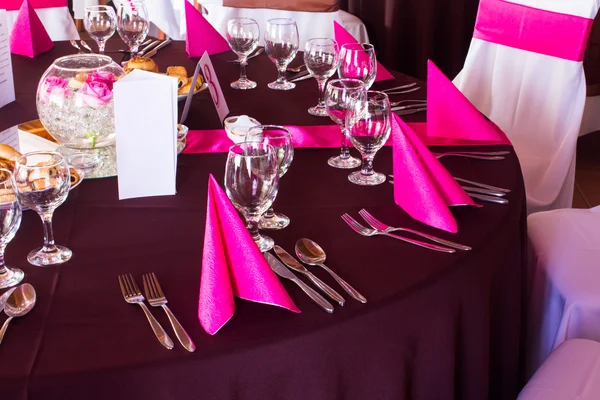 분홍색과 보라색 빛 웨딩 테이블 — 스톡 사진