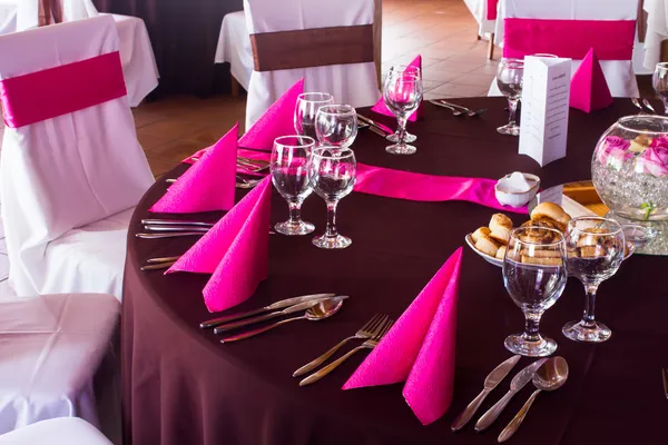 Pink and purple light wedding table — Stock Photo, Image