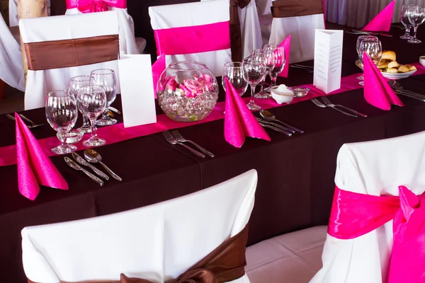 Roze en paars licht bruiloft tabel — Stockfoto