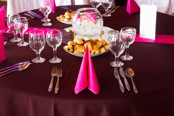 Pink and purple light wedding table — Stock Photo, Image