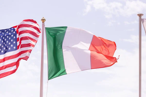 Два Прапори Вітрі Сша Італія — стокове фото