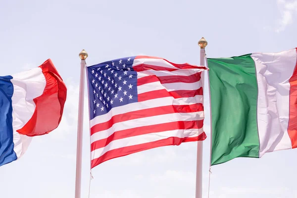 Três Bandeiras Vento Eua Itália França — Fotografia de Stock