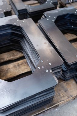 Fabrikada metal levha üretimi