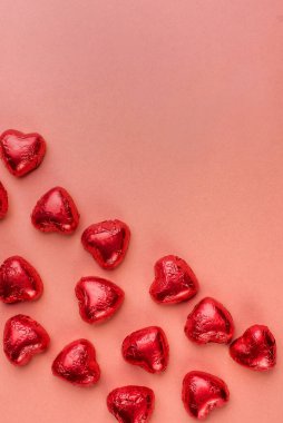 Kahverengi kağıtta kırmızı bir ambalajda çikolata şekeri