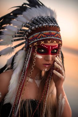 Gün batımında Hintli gibi giyinen kız.