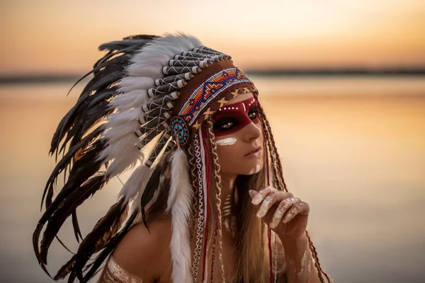 Menina Vestida Como Índio Pôr Sol — Fotografia de Stock