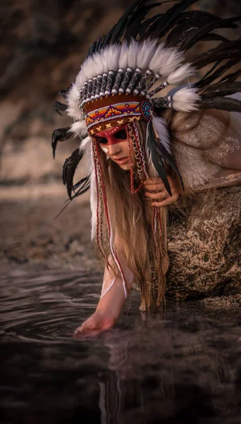 Menina Vestida Como Índio Pôr Sol — Fotografia de Stock