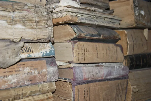 Gamle bøker på hylla – stockfoto