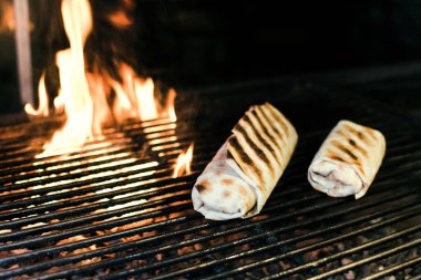 Shawarma et kebablı, kömürlü, ateşte, ızgara telli rafta, soslu, domatesli, biberli, peynirli, otlu, lahanalı, soğanlı ve sarımsaklı.