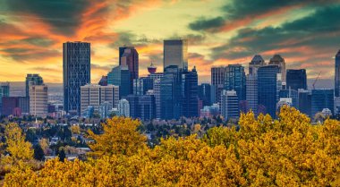 Calgary, Alberta, Kanada. 3 Ekim 2021. Sonbaharda Calgary şehir merkezi silueti