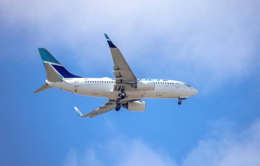 Calgary, Alberta, Kanada. 11 Ekim. 2021 yılı. Bir WestJet 737-700, Yeni Nesil 'in ilk versiyonu. 700 koltuklu bir uçak. İki sınıf veya 149 yolcu içinde 126 yolcu.