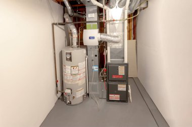 Calgary, Alberta, Kanada. Sep 29, 2021. Bir Goodman Upflow / Yatay Fırın% 96 AFUE 2-Evre Çoklu Hızlı ECM Generalaire Humudefier ve bir Bradford White 40 galon Doğal Gaz Su Isıtıcısı