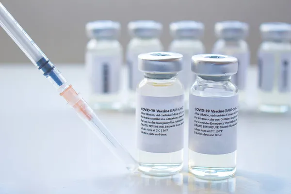Focus Selettivo Paio Flaconi Vaccini Covid Con Siringa Iniettabile Uno — Foto Stock