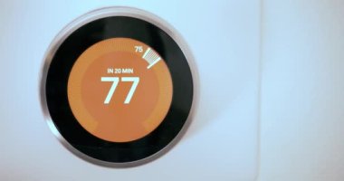 Fahrenheit ölçeğinde Akıllı Termostat 'ın ısısını arttıran bir kişi
