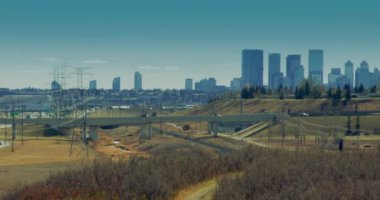 Calgary Şehir Merkezi 'nden Deerfoot Otoyolu' na. Deerfoot ile Stoney Trail arasındaki havaalanı patikası bağlantıları.