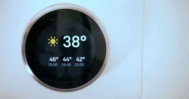 Egy Személy Aki Növeli Hőmérsékletet Egy Smart Thermostat Fahrenheit Skálán — Stock videók