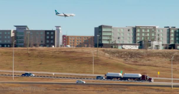 Ett Westjet Plan Landar Flygplatsen Nära Deerfoot Motorvägen — Stockvideo