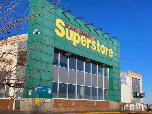 カルガリー アルバータ州 カナダ 2021年11月1日 日中は本物のカナダのスーパー店の建物 — ストック写真