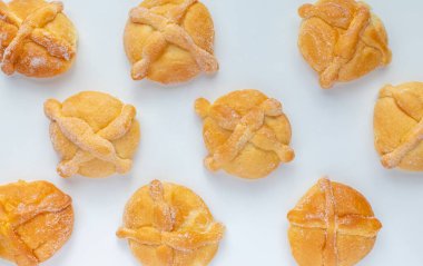 Net bir arkaplanda ölü ekmeğin geleneksel Meksika gününün en üst görüntüsü