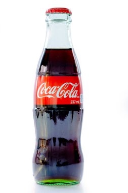 Calgary, Alberta, Kanada. 11 numara, 2021. 237 ml 'lik izole bir şişe Coca Cola.