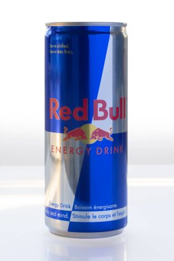 Calgary, Alberta, Kanada. 11 numara, 2021. Red Bull Enerji içecek kutusuna yakın bir cephe manzarası.