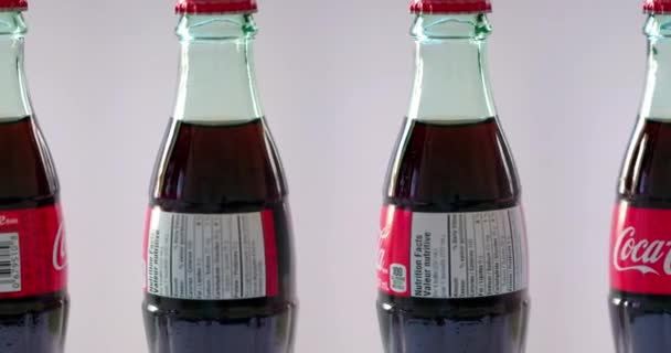 加拿大艾伯塔省卡尔加里 2021年11月15日 可可可乐可乐旋转瓶的缩放和倒装 — 图库视频影像