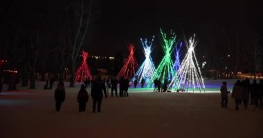 Calgary, Alberta, Kanada. 22 Aralık 2021. İnsanlar Tipi 'nin yanından geçiyor ya da Lions Işık Festivali' nde çadır kuruyor. Calgary 'de Noel Işıkları sergileniyor.