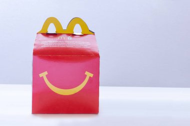 Calgary, Alberta, Kanada. 26 Aralık 2021. McDonal 'dan bir çocuk menüsü kutusu..