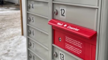 Calgary, Alberta. Kanada mı? 12 Ocak 2022. Bir mahalledeki Kanada Posta Kutusundan bir topluluk posta kutusu.