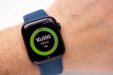 Calgary, Alberta, Kanada. 20 Şubat 2022. Apple Watch Serisi 7 'de adım sayacı uygulaması olan ve her gün 10 bin adım atan bir kişi..