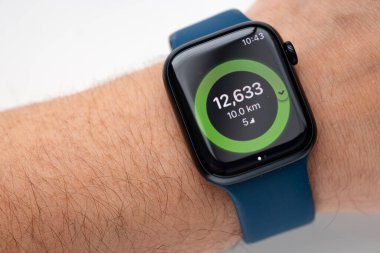 Calgary, Alberta, Kanada. 20 Şubat 2022. Elma Saati 7 serisi olan bir kişi adım sayacı ile 10 kilometre koşar ya da yürür.