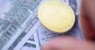 Calgary, AB 'den. Kanada mı? 22 Şubat 2022. Arkasında Amerikan Parası olan bir Binance madeni parası. Kavram: Şifreleme para değişimi