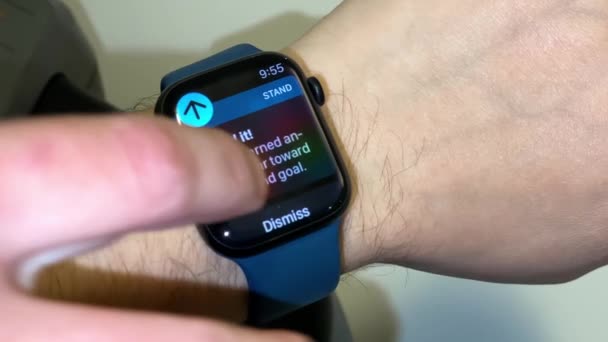 Калгари Альберта Канада Февраля 2022 Года Человек Apple Watch Series — стоковое видео