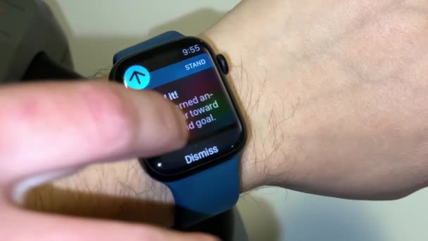 Calgary Alberta Canadá Fevereiro 2022 Uma Pessoa Com Apple Watch — Vídeo de Stock