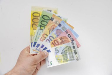 Calgary, AB 'den. Kanada mı? 2 Mart 2022. Avro banknotlarını temiz bir arkaplanda tutan bir kişi