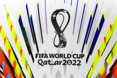 Lusail, Katar. 9 Nisan 2022. Bir Macro 2022 FIFA Dünya Kupası logosuna yakın Katar Adidas Al Rihla futbolu