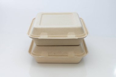 Temiz bir masaya yemek koymak için bir kaç kare kağıt ya da karton kap..