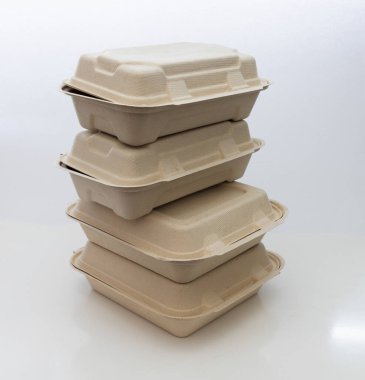 Temiz bir zemin üzerinde yiyecek taşımak için bir yığın kağıt ya da karton kap