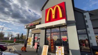 Calgary, Alberta, Kanada. 11 Mayıs 2022. McDonald 's Restoranı' nda bulaşık dağıtan adam dükkana giriyor..