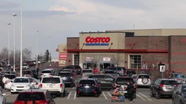 Calgary, Alberta, Kanada. 1 Mayıs 2022. Kalabalık bir Costco toptan satış mağazası..