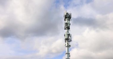 5G cep telefonu kulesinin zaman atlaması geniş alan kapsama alanı için 5G Yeni Radyo sinyalleri gönderebilecek kapasitede bir telekomünikasyon sitesidir..