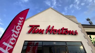 Calgary, Alberta, Kanada. 3 Mayıs 2022. Tim Hortons 'un dış görünüşü. Kanada çok uluslu fast food restoran zinciri..