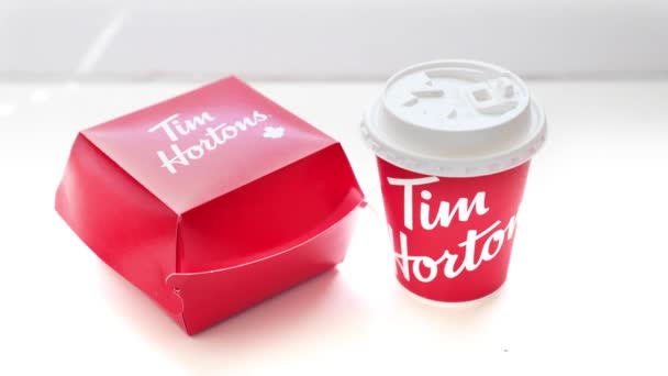 Калгарі Альберта Канада 2022 Людина Тримає Чашку Кави Тіма Хортона — стокове відео