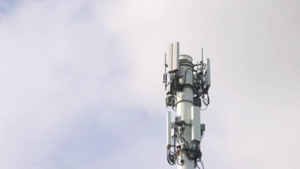 5G新無線信号を広域伝送可能な通信サイトである5G携帯電話タワーのクローズアップ — ストック動画