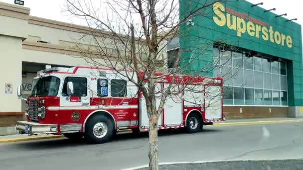 Calgary Alberta Calgary Dezember 2021 Feuerwehrauto Vor Supermarkt — Stockvideo